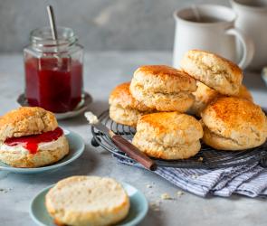 Scones mit Marmelade auf einem Frühstückstisch
