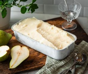 Birnensorbet in einer Kastenform.