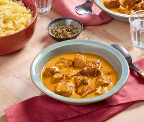 Rahmgulasch vom Kalb mit Sauce in einem tiefen Teller.