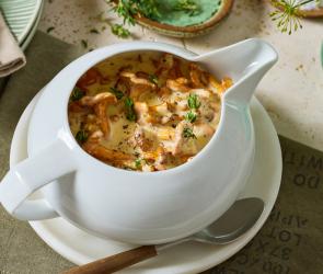 Pfifferlingsauce in einer Sauciere