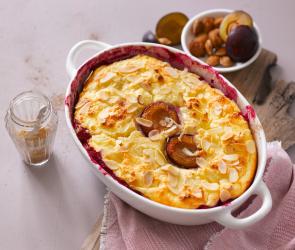 Polenta-Quarkauflauf mit Pflaumen