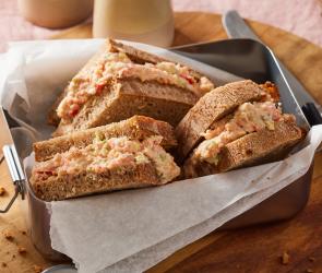 Schnelle Geflügelsalat-Sandwiches belegte Brote in einer Lunchbox.