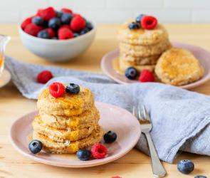 Bananen-Pancakes ohne Ei mit frischen Beeren