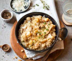 Maronenrisotto mit karamellisierter Birne und Macadamianüssen