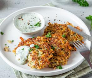 Zucchini-Kartoffel-Puffer mit veganem Kräuterdip