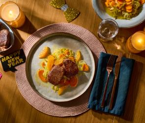 Gebratene Hirschmedaillons mit Lauch-Karotten-Gemüse in Orangensud