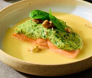 Gedämpftes Lachsfilet mit Spinat-Walnuss-Haube und Buttersauce