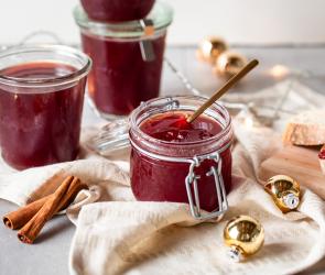 Roter Geele in vier Gläschen zum verstreichen auf dem Brötchen angerichtet.