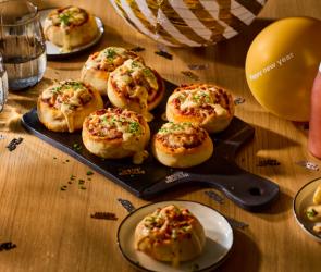 Hefeteigschnecken mit Hackfleisch und Hollandaise