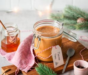 Cremig samtiger Honig mit feiner Marzipannote im Gläschen angerichtet.