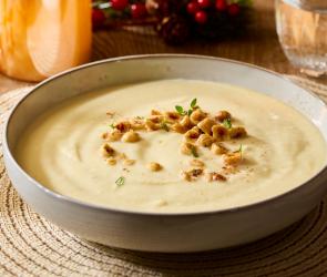 Pastinaken-Apfel-Suppe mit Haselnuss-Zimt-Topping