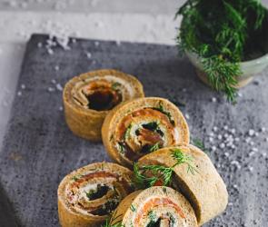 Pfannkuchen-Röllchen mit Frischkäse und Lachs