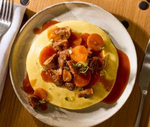 Pilz-Bourguignon mit Thymian-Polenta