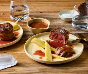 Rinderfilet im Speckmantel mit Kirschsauce
