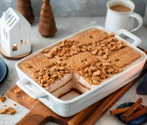 Weihnachtliches Tiramisu ohne Ei mit Spekulatius in einer Auflaufform.