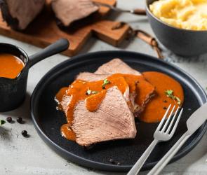 Böfflamot aufgeschnitten auf einem Teller mit Sauce.