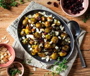 Gebratener Rosenkohl mit Cranberries und Mandeln