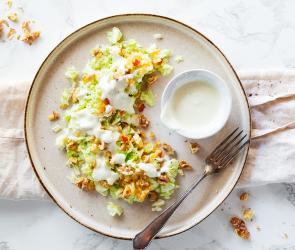Spitzkohlsalat mit Apfel und Nüssen auf einem Teller