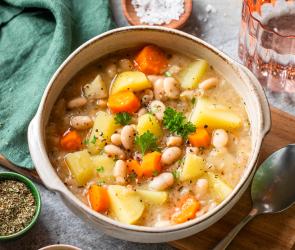 Weiße Bohnensuppe mit Kartoffeln
