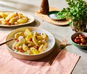 Geheirate (Mehlknödel mit Speck-Rahmsauce und Kartoffeln)