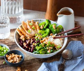 High Protein Hähnchen-Bowl mit Erdnusssauce