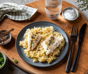 Kabeljau mit Spitzkohl auf einem Teller