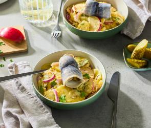 Rollmops-Kartoffelsalat mit Apfel und Zwiebel