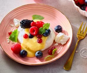 Baisernester mit Lemon Curd und frischen Beeren