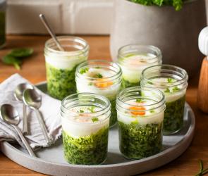 Gedämpftes Ei mit Rahmspinat im Glas