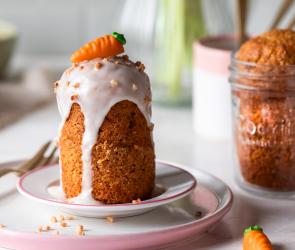 Karotten-Nuss-Kuchen mit Orange und Zuckerguss verziert.