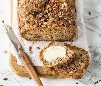 Angeschnittenes und mit Butter beschmiertes Keto Brot selbstgemacht im Cookit.