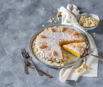 Aargauer Rüblitorte (Saftiger Karottenkuchen mit Zuckerguss)