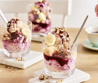 Leckere Bananen Nicecream mit Blaubeeren und Joghurt.