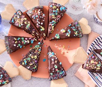 Schultüten Kuchen bunt verziert.