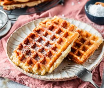 Belgische Waffeln mit Hefe und Puderzucker.