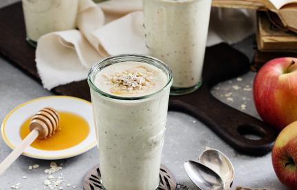 Apfel-Haferflocken-Frühstücksdrink in mehreren Gläsern.
