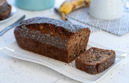 Bananenbrot mit Chiasamenim auf einem Servierteller