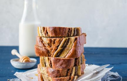 Bananenbrot (zuckerfrei) in Scheiben übereinander.