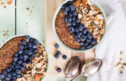 Müsli. Blaubeeren und Samen in einer Schüssel.