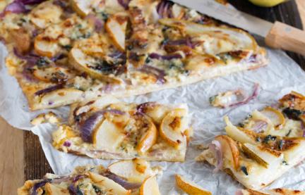 Flammkuchen mit Birne und Blauschimmelkäse