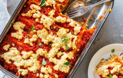 Gefüllte Cannelloni mit Gemüse und Tomatensauce in einer Auflaufform