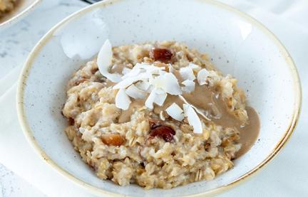 Haferbrei mit Kokos und Datteln in einer Schale.