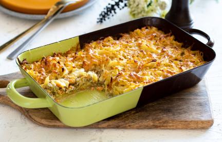 Hash-Brown-Auflauf mit Rindfleisch in einer Auflaufform.