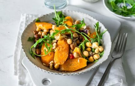 Eine Schale mit Karottensalat mit Kichererbsen.