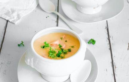 Kartoffelsuppe mit Wienerin zwei Schüsseln