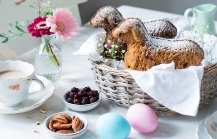 Zwei kernig-fruchtige Osterlämmchen im Korb.