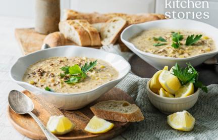 Lauch-Käse-Suppe auf zwei Teller verteilt.