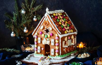 Lebkuchenhaus auf einem Brett.