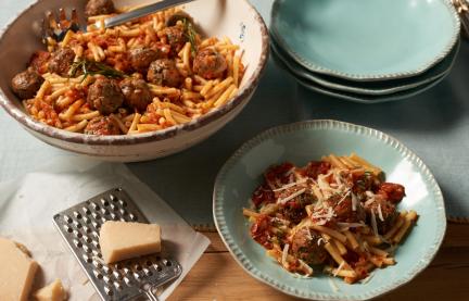 Makkaroni mit Tomaten-Hackbällchen-Sauce in einem Teller und einer Schale.