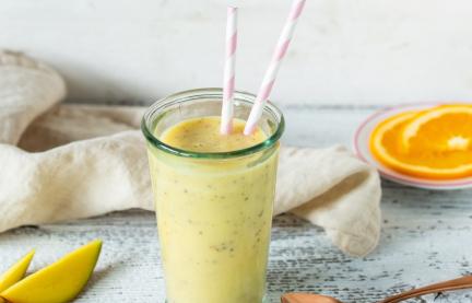 Glas mit Mango-Orangen-Shake aus dem Cookit.